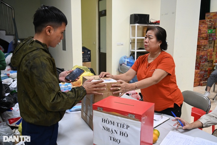 Donations sent to Hanoi apartment building fire victims - 7 Donations sent to Hanoi apartment building fire victims - 7