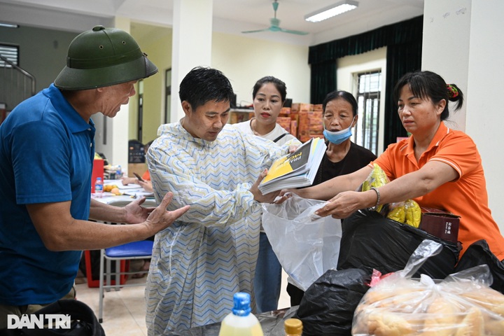 Donations sent to Hanoi apartment building fire victims - 6 Donations sent to Hanoi apartment building fire victims - 6