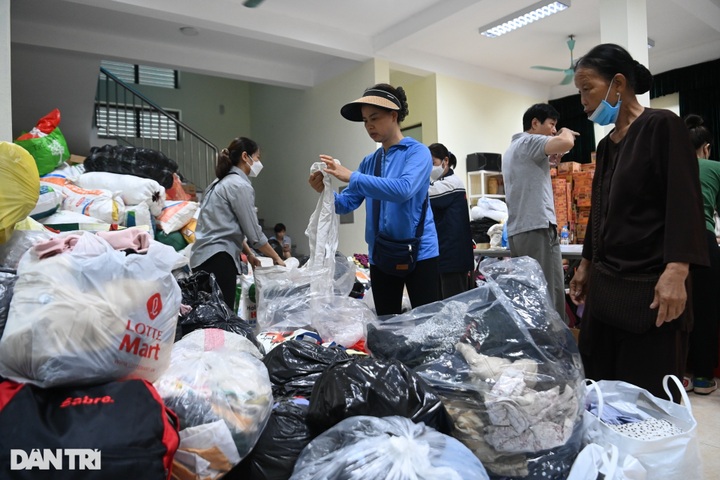 Donations sent to Hanoi apartment building fire victims - 2 Donations sent to Hanoi apartment building fire victims - 2