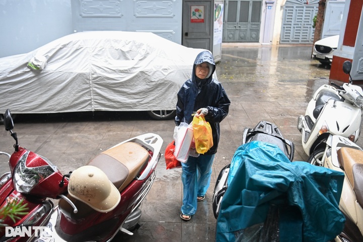 Donations sent to Hanoi apartment building fire victims - 1 Donations sent to Hanoi apartment building fire victims - 1