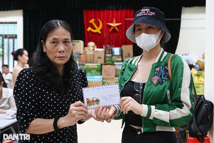 Donations sent to Hanoi apartment building fire victims - 4 Donations sent to Hanoi apartment building fire victims - 4