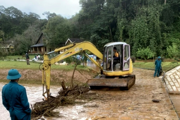 Four Korean tourists die in Central Highlands flood - 2