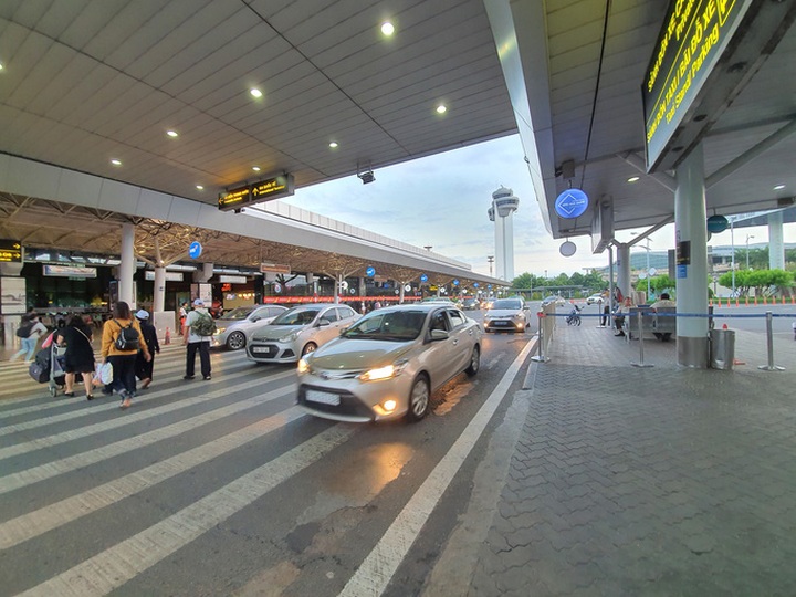 Tan Son Nhat airport vows to tackle taxi operation - 1 Tan Son Nhat airport vows to tackle taxi operation - 1