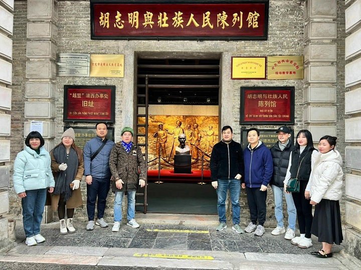 Vietnamese travel agents offer cheaper tours amid economic downturn - 4