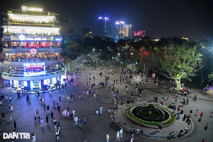 Hoan Kiem pedestrian streets crowded after being reopened - 1
