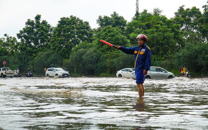 Hanoi urban area submerged after heavy rains - 7 Hanoi urban area submerged after heavy rains - 7