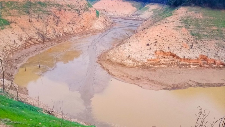 Temporary road built on drought-stricken reservoir - 1 Temporary road built on drought-stricken reservoir - 1