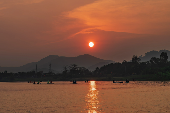 Hue’s Huong River offers relief amid scorching weather - 3