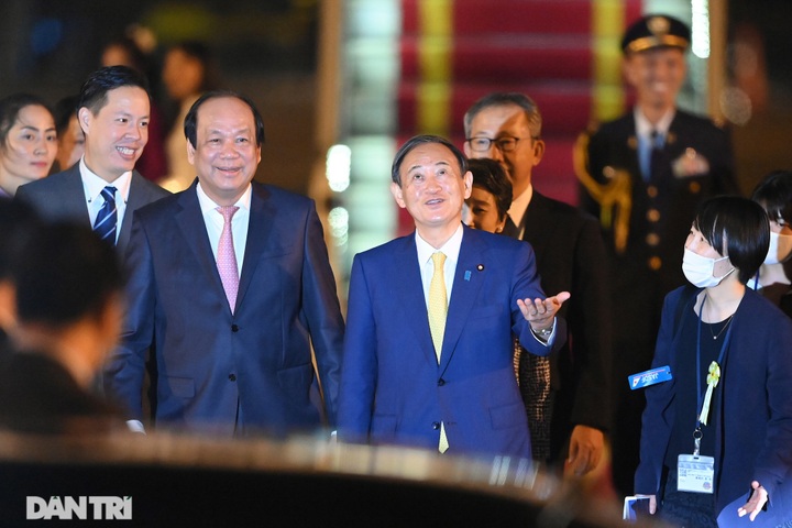 Japanese PM Yoshihide Suga begins official visit to Vietnam - 5