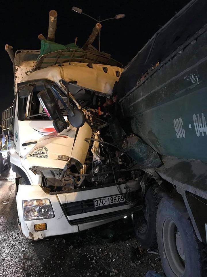 Two people die in truck collision - 2