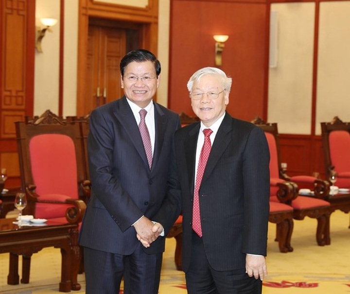 Top leader welcomes Lao PM in Hanoi - 1