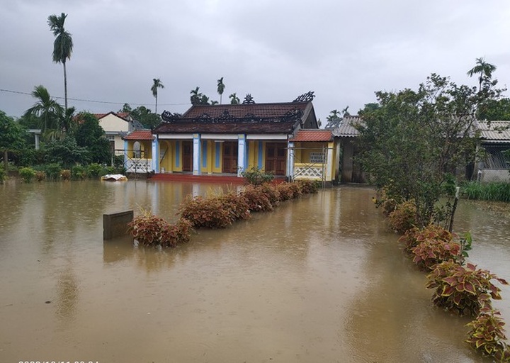 Torrential rain submerge many roads in Thua Thien-Hue - 2