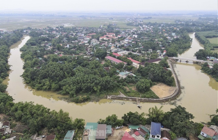 Ha Tinh households threatened by riverbank erosion - 1