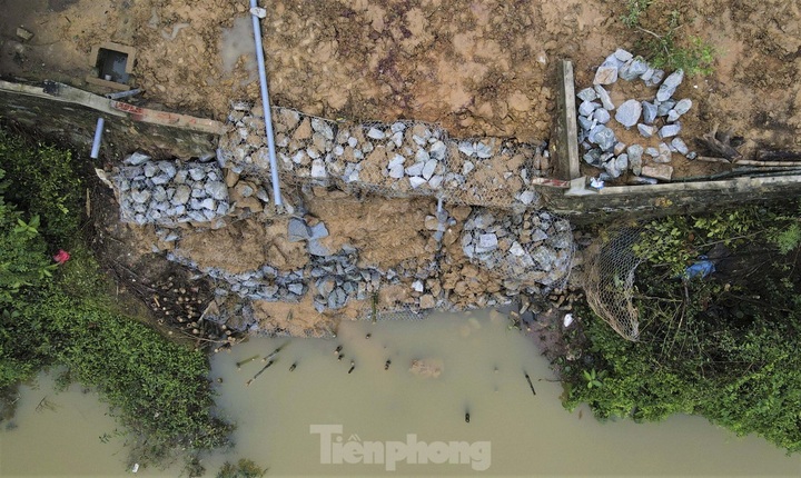 Ha Tinh households threatened by riverbank erosion - 2