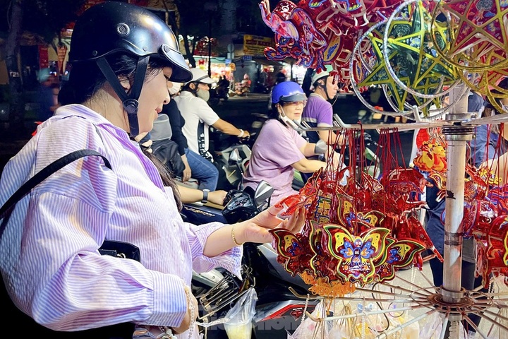 HCM City experiences early Mid-Autumn festival atmosphere - 9