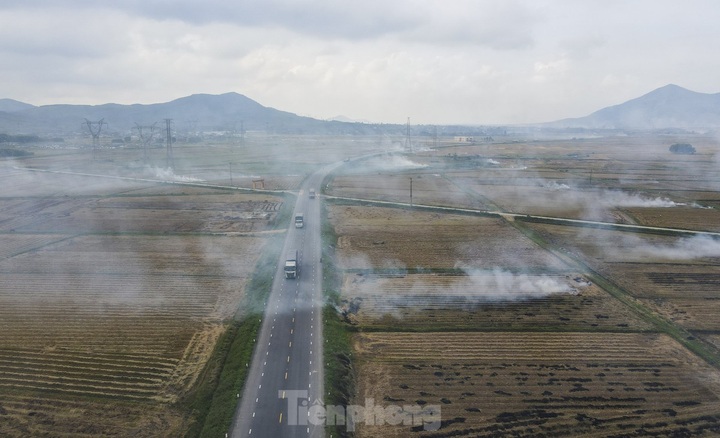 Straw burning plagues drivers on national highway - 5