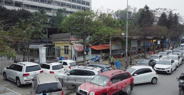 Hanoi car registration centres suffer overloading - 1