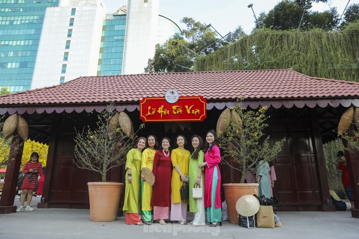Tet calligraphy street opens in HCM City - 5