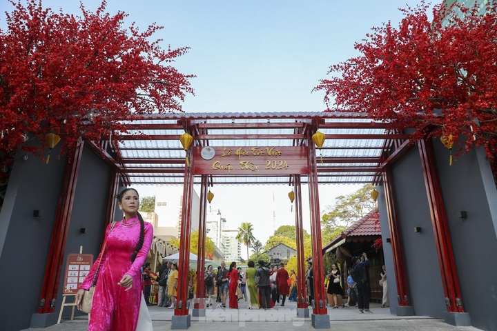 Tet calligraphy street opens in HCM City - 1
