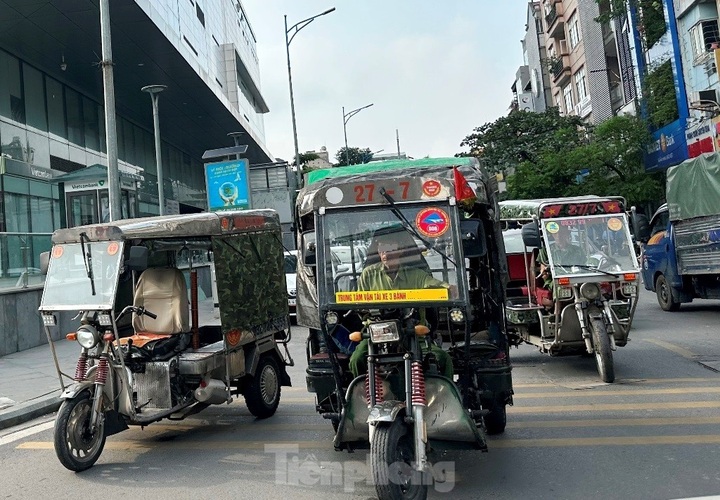 Illegally-modded three-wheeled vehicles still run rampant in Hanoi - 1 Illegally-modded three-wheeled vehicles still run rampant in Hanoi - 1