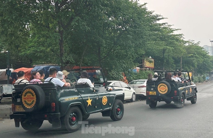 Old Russian jeeps illegally used for tourism in Hanoi - 1