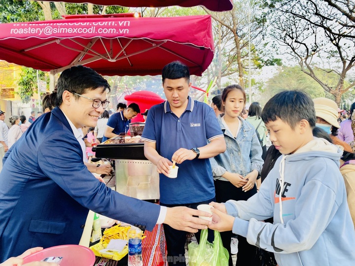 Thousands enjoy free coffee in Buon Ma Thuot - 8 Thousands enjoy free coffee in Buon Ma Thuot - 8