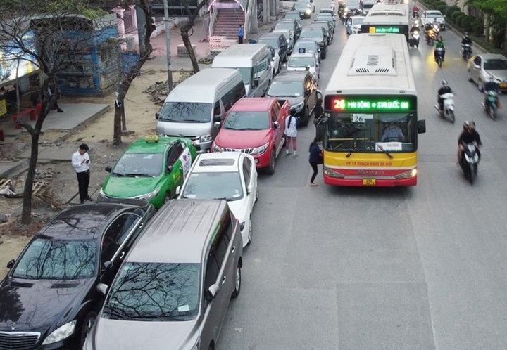 Hanoi car registration centres suffer overloading - 3