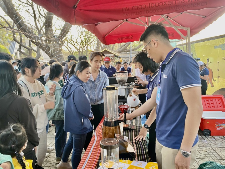 Thousands enjoy free coffee in Buon Ma Thuot - 9 Thousands enjoy free coffee in Buon Ma Thuot - 9
