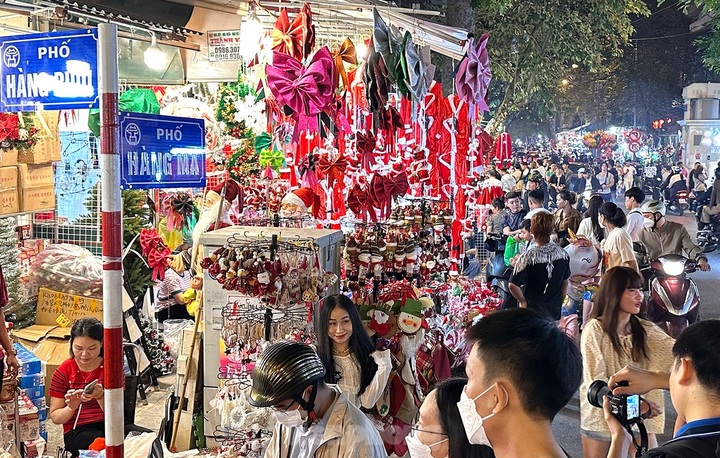 Christmas spirit envelops Hanoi street - 6
