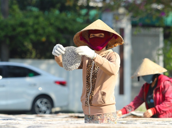 Nghe An rice cracker village busy ahead of Tet - 4