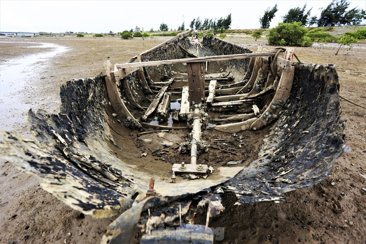 Dozens of fishing boats abandoned at Ha Tinh port - 7