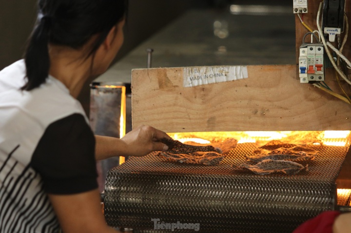 Nghe An rice cracker village busy ahead of Tet - 3