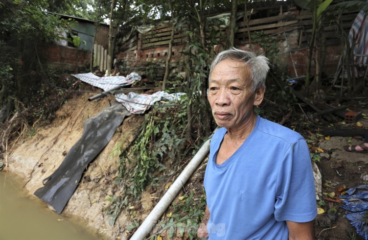 Ha Tinh households threatened by riverbank erosion - 3