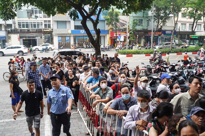 Hanoians rush to buy gold from banks - 5