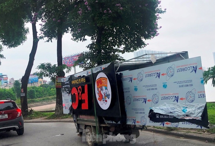 Illegally-modded three-wheeled vehicles still run rampant in Hanoi - 2 Illegally-modded three-wheeled vehicles still run rampant in Hanoi - 2