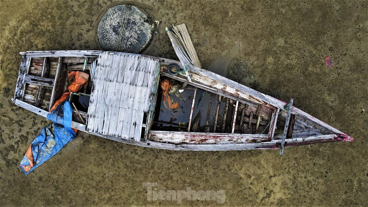 Dozens of fishing boats abandoned at Ha Tinh port - 5