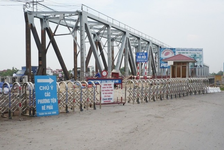 Hanoi closes one more bridge as river water levels rise - 1 Hanoi closes one more bridge as river water levels rise - 1