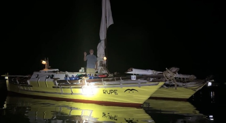 American man rescued off Quang Ngai - 2