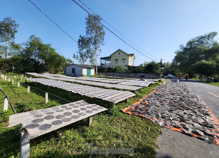 Nghe An rice cracker village busy ahead of Tet - 7