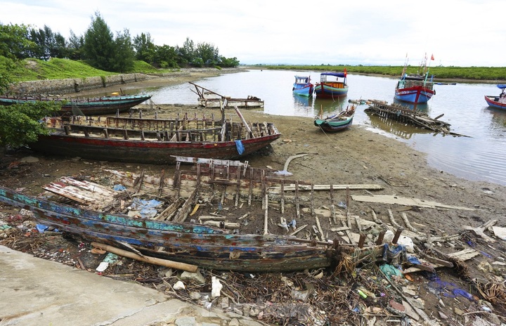 Dozens of fishing boats abandoned at Ha Tinh port - 2