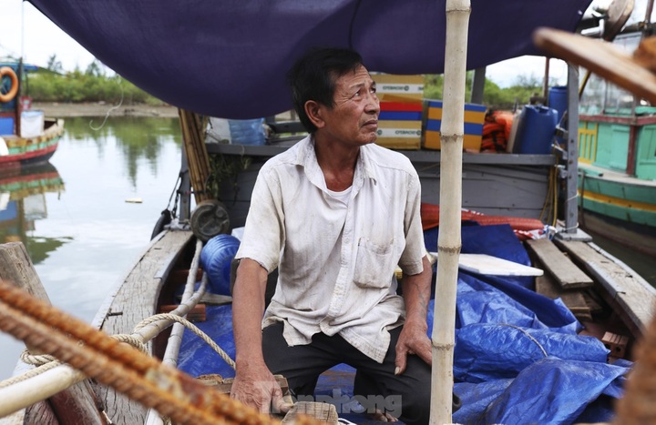 Dozens of fishing boats abandoned at Ha Tinh port - 3