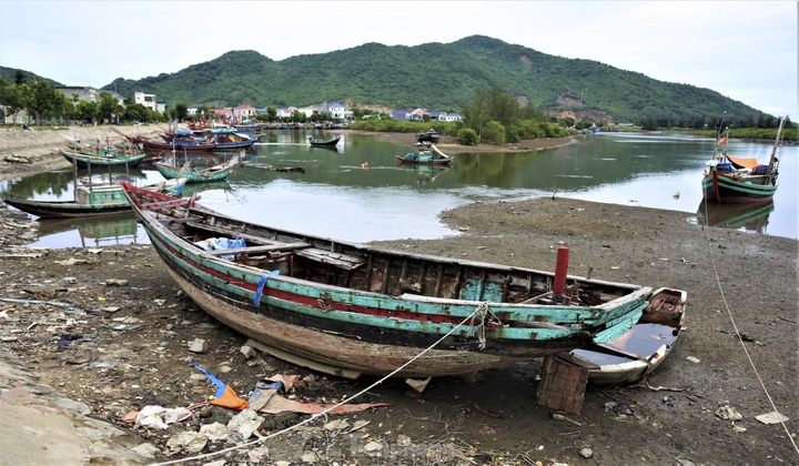 Dozens of fishing boats abandoned at Ha Tinh port - 4