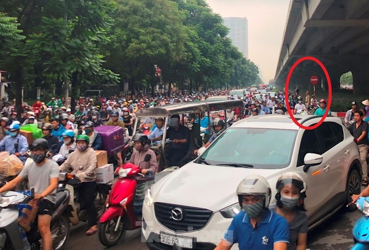 Illegally-modded three-wheeled vehicles still run rampant in Hanoi - 3 Illegally-modded three-wheeled vehicles still run rampant in Hanoi - 3