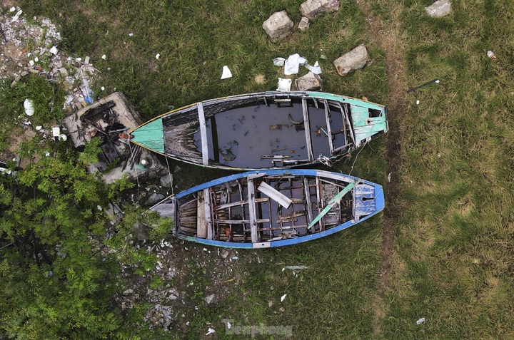 Dozens of fishing boats abandoned at Ha Tinh port - 6