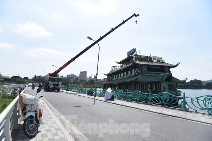Last tourist boat on West Lake dismantled - 1 Last tourist boat on West Lake dismantled - 1