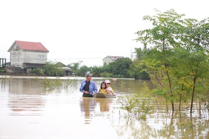 Thousands of Nghe An households still isolated by flooding - 5 Thousands of Nghe An households still isolated by flooding - 5