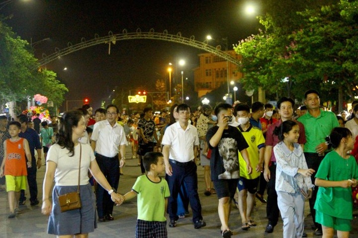 First pedestrian street officially put into operation in Vinh City - 2