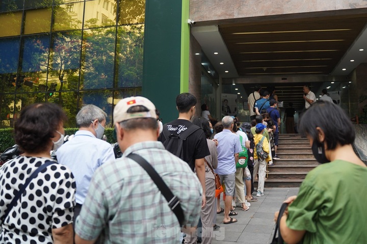 Hanoians rush to buy gold from banks - 3