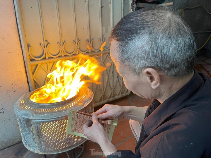 Votive paper burnt on Hanoi streets on Kitchen Gods’ Day - 7