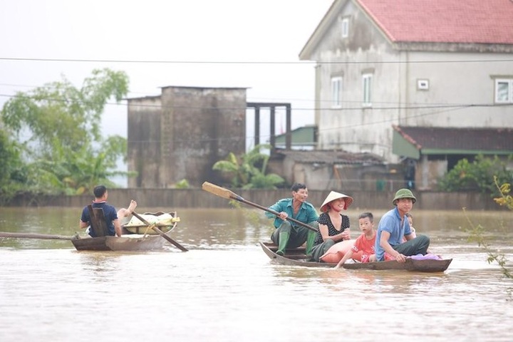 Thousands of Nghe An households still isolated by flooding - 7 Thousands of Nghe An households still isolated by flooding - 7
